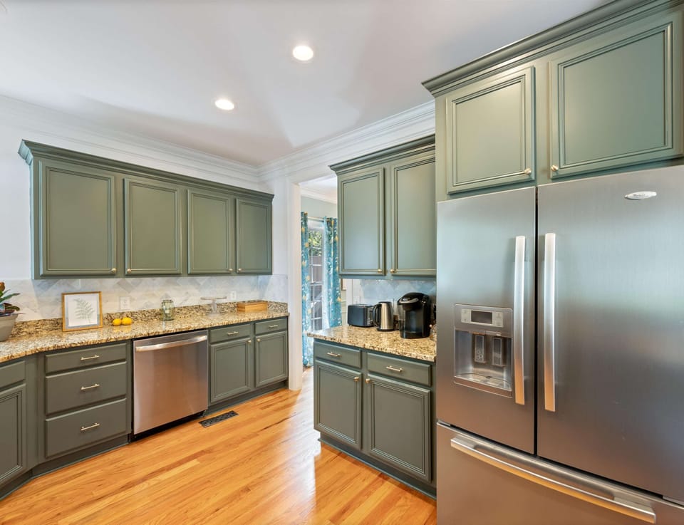 House, Multiple Beds, Patio, Garden View (Thompson's Station Serenity) | Private kitchen | Fridge, microwave, oven, stovetop