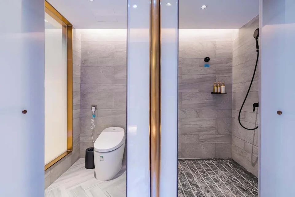 Shower, rainfall showerhead, free toiletries, hair dryer