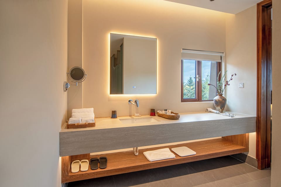Panoramic Suite, Valley View | Bathroom | Free toiletries, hair dryer, slippers, towels