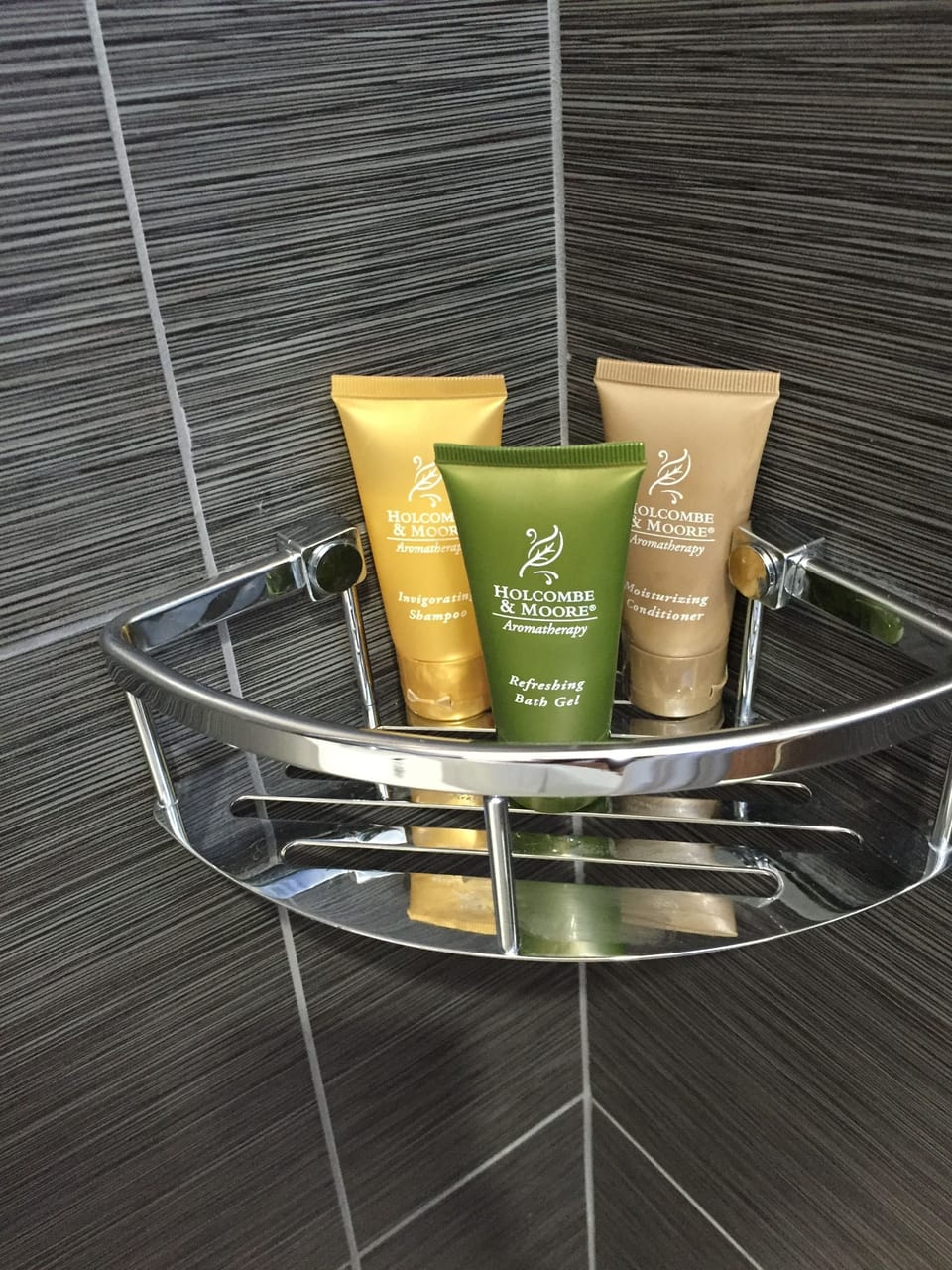 Combined shower/tub, free toiletries, towels