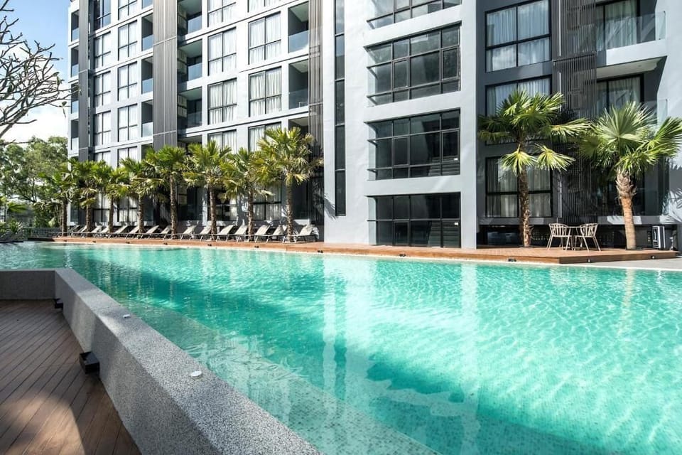 2 outdoor pools