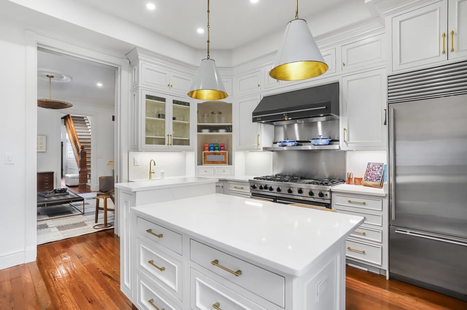 Fully equipped kitchen with a view of the secondary living room. 