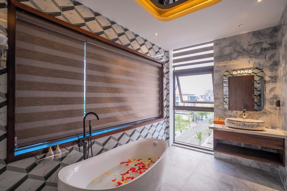 Business Double Room | Bathroom | Shower, rainfall showerhead, designer toiletries, hair dryer