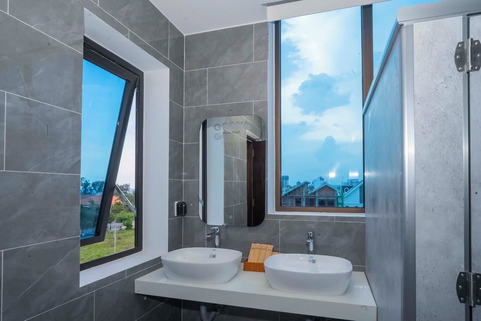 Deluxe Shared Dormitory | Bathroom | Shower, rainfall showerhead, designer toiletries, hair dryer