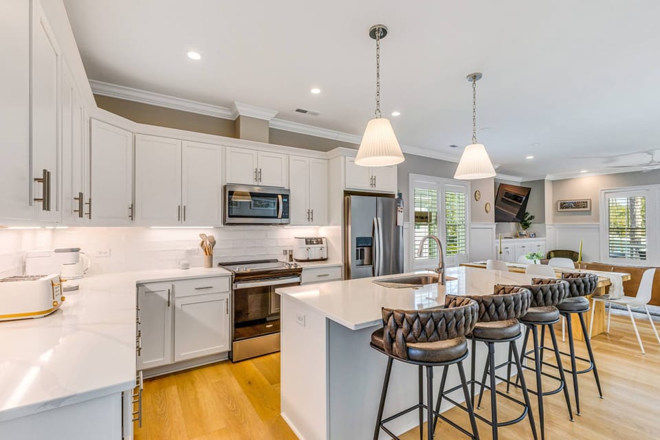 Large Fully Stocked Kitchen With Everything You Need