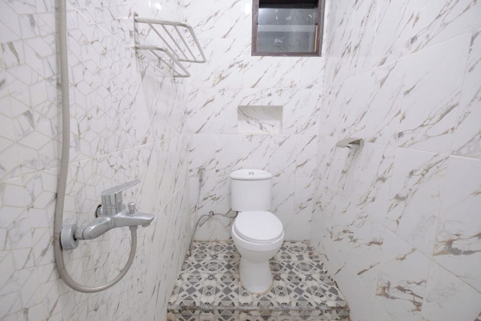 Deluxe Room | Bathroom | Shower, rainfall showerhead, free toiletries, towels