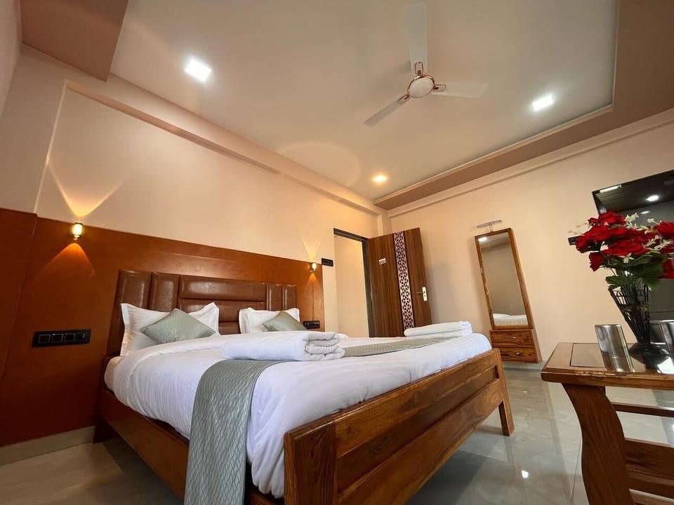Deluxe Room | Rollaway beds, free WiFi, bed sheets