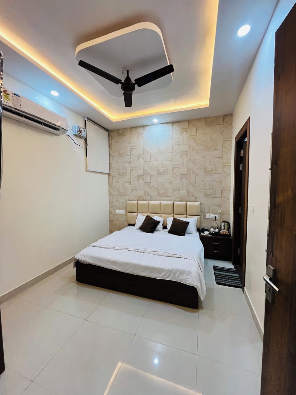 Deluxe Room | Desk, free WiFi