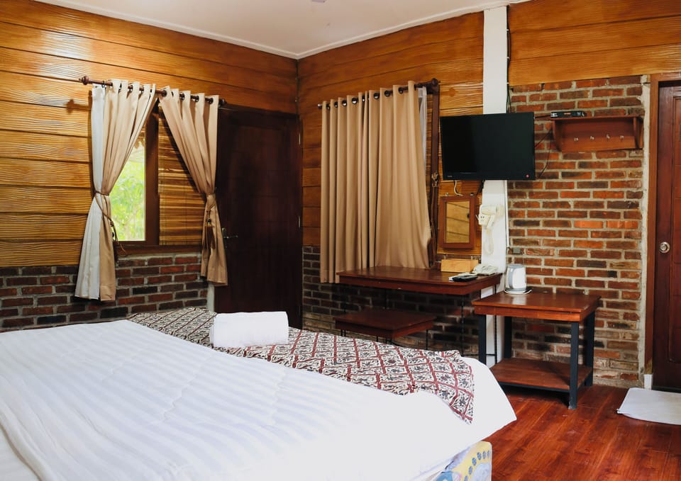 Standard Double or Twin Room, Balcony, Garden View | Desk
