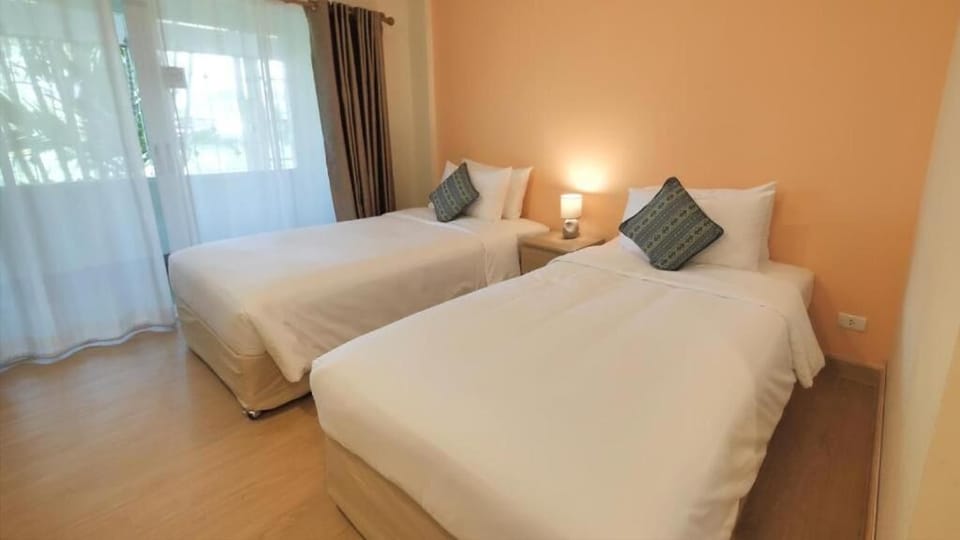 Deluxe Twin Room | Desk, bed sheets