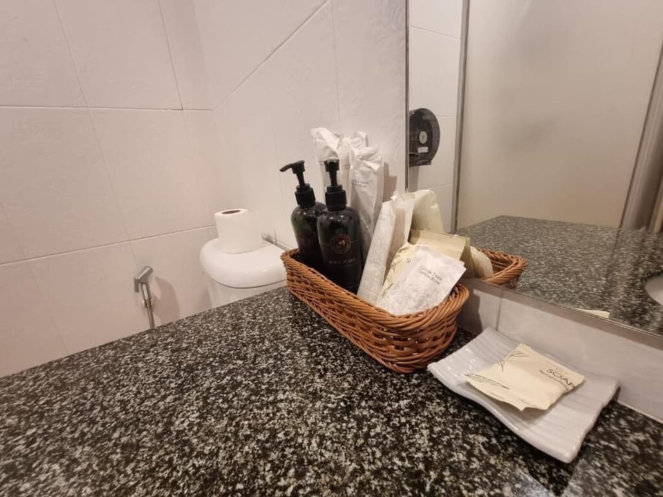 Family Room | Bathroom | Shower, free toiletries, hair dryer, towels