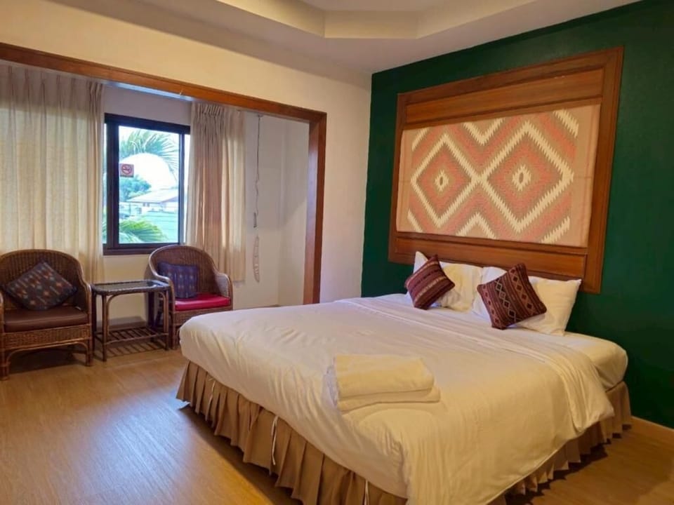 Deluxe Double Room | Desk, bed sheets