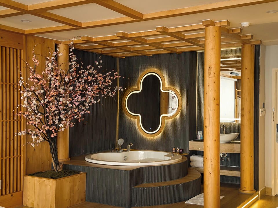 Signature Room | Free WiFi, bed sheets