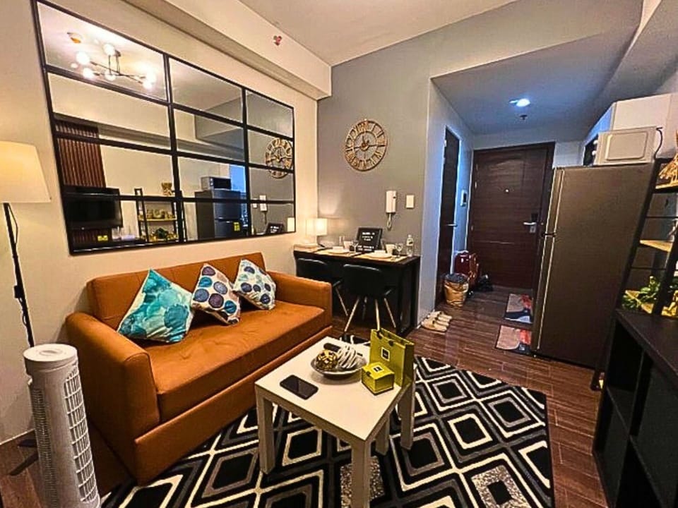 Suite, Balcony, Pool View | Living area