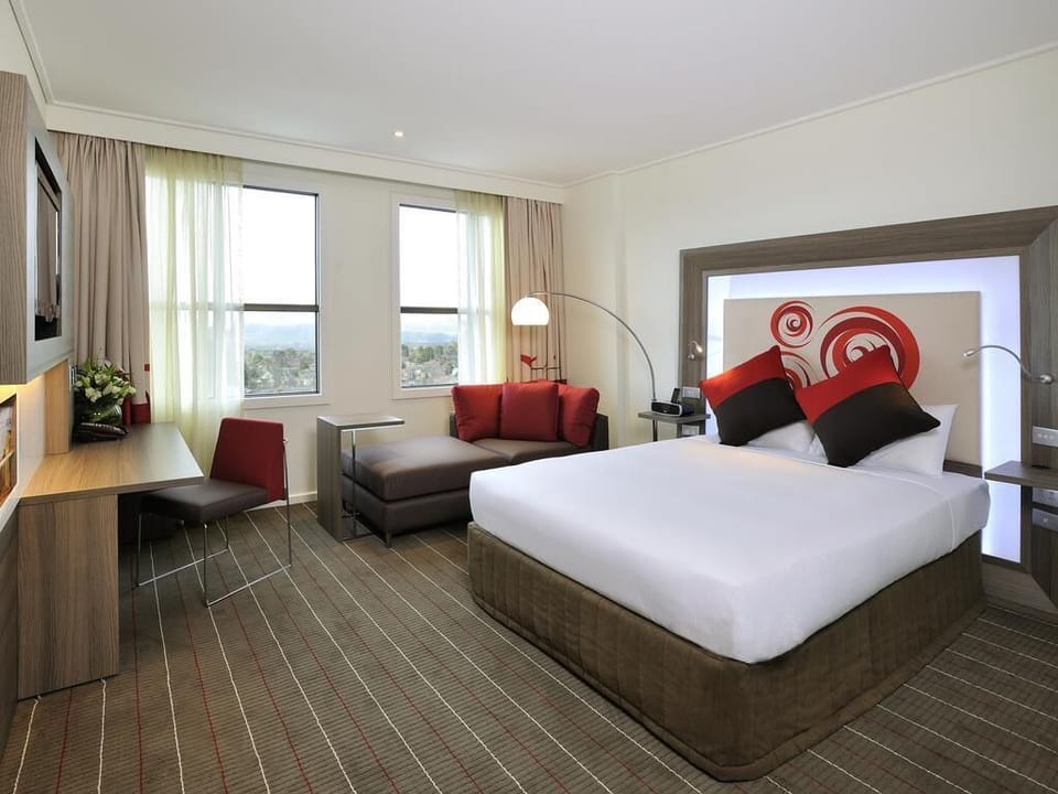 Standard Room, 1 Queen Bed | Premium bedding, in-room safe, desk, blackout drapes