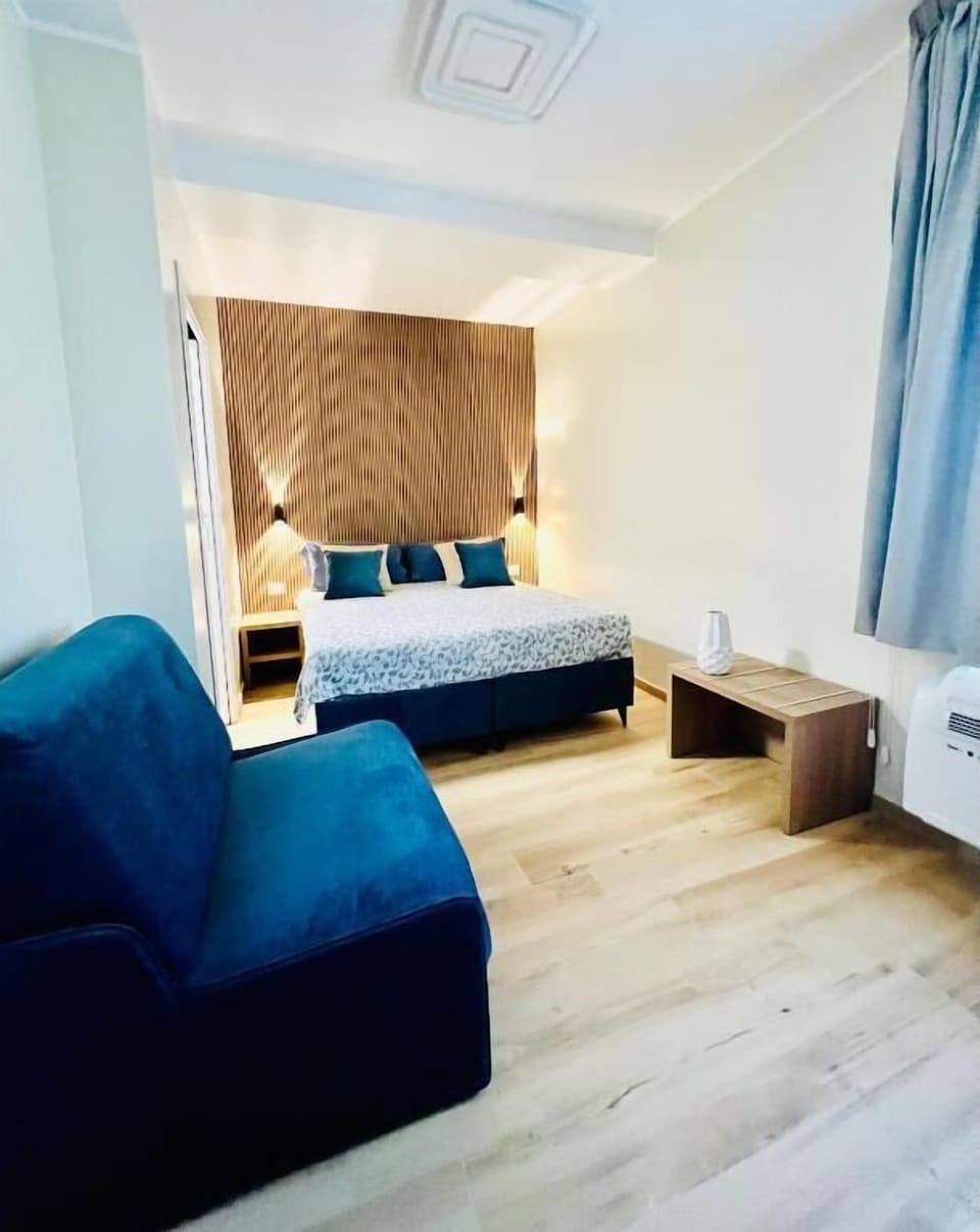 Triple Room | Desk, laptop workspace, WiFi (free)