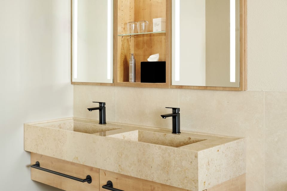 Deluxe Suite | Bathroom | Towels, soap, shampoo, toilet paper