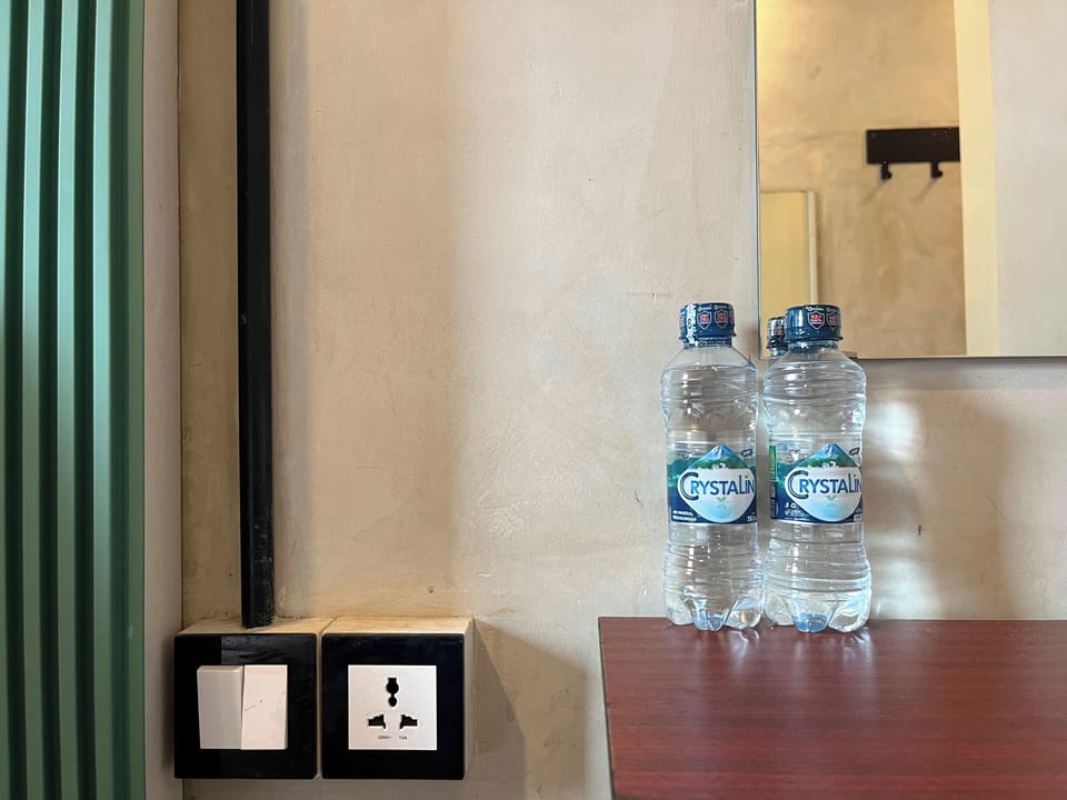 Desk, free WiFi