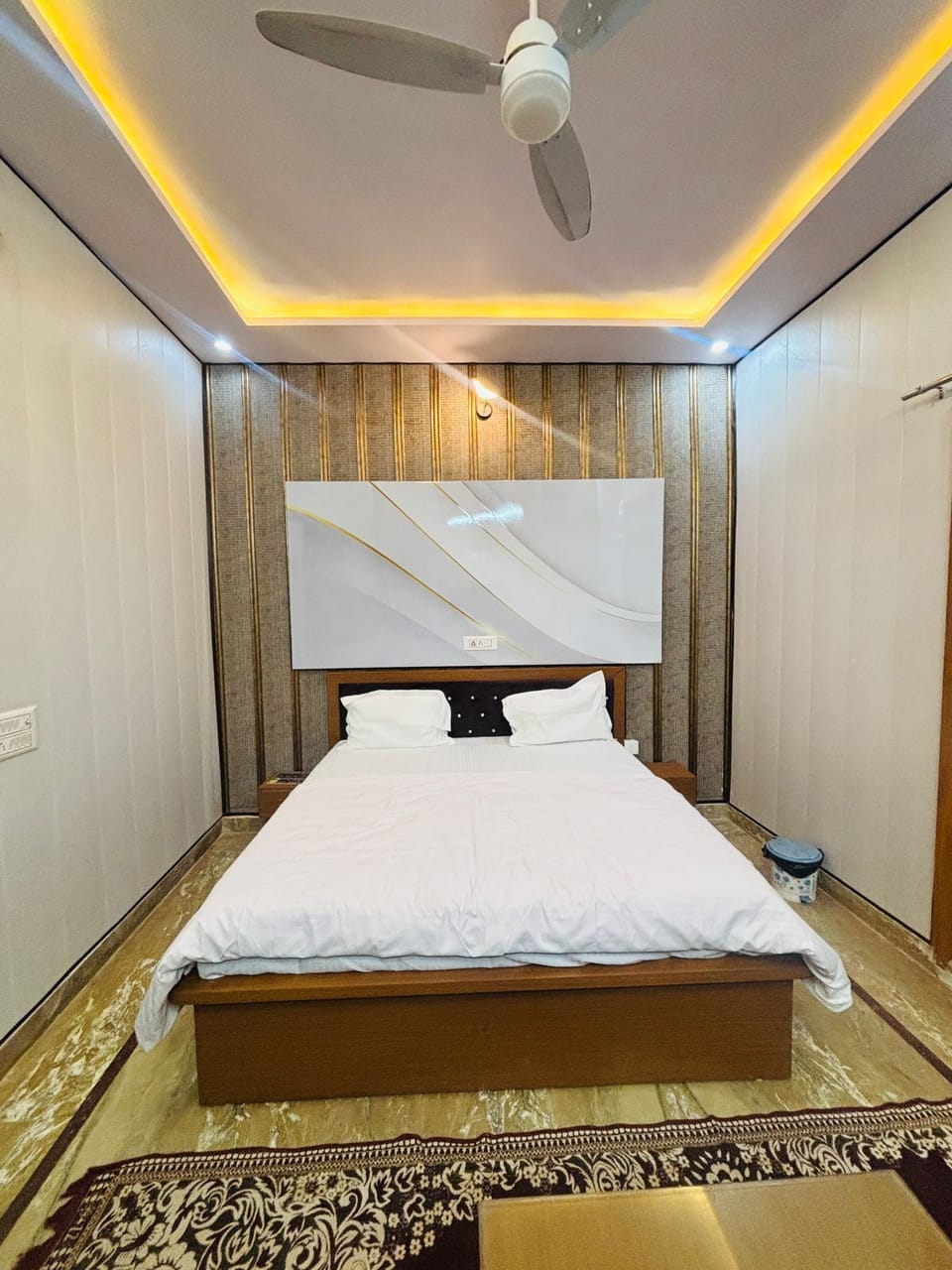 Deluxe Room | Desk, rollaway beds, free WiFi, bed sheets