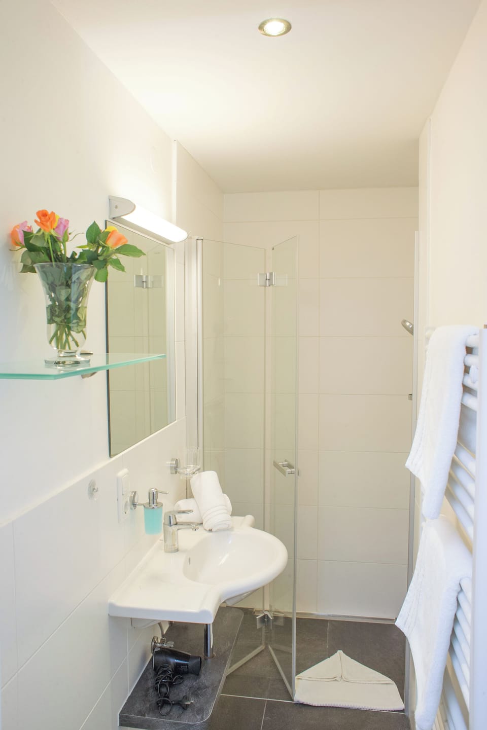 Schmittenblick mit 2 Schlafzimmern, Seeblick und Balkon | Bathroom | Shower, hair dryer, towels, soap