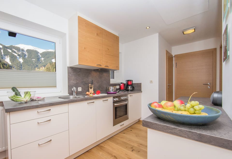 Schmittenblick mit 2 Schlafzimmern, Seeblick und Balkon | Private kitchen | Full-size fridge, oven, stovetop, dishwasher