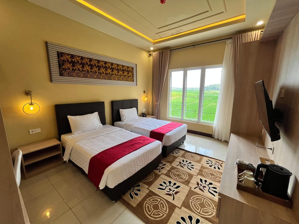 Executive Double or Twin Room | Desk, laptop workspace, blackout drapes, soundproofing