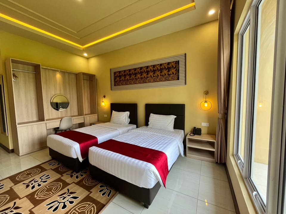 Deluxe Double or Twin Room | Desk, laptop workspace, blackout drapes, soundproofing