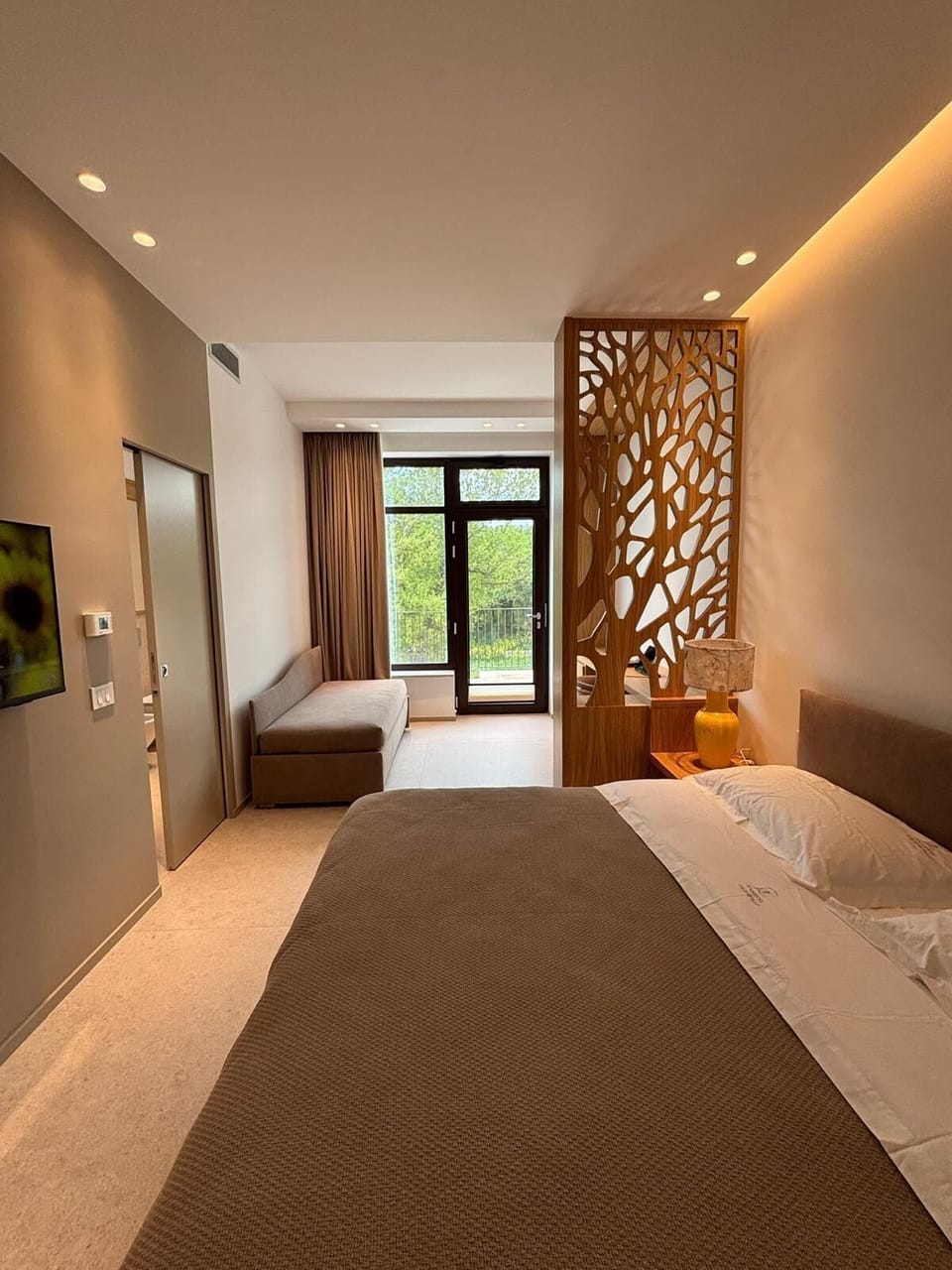 Desk, laptop workspace, free WiFi, bed sheets