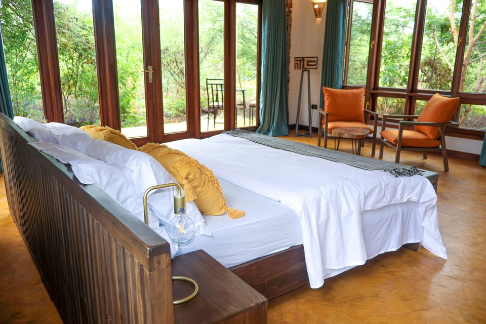 Deluxe Room | Laptop workspace, bed sheets, wheelchair access