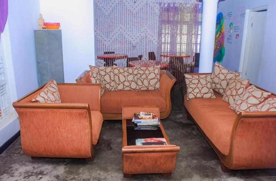 Double or Twin Room, Balcony, Garden View | Living area