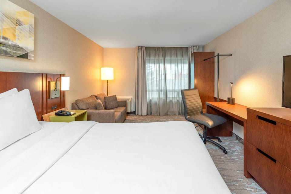 Upgrade Room, 1 King Bed, Non Smoking | Premium bedding, pillowtop beds, desk, laptop workspace