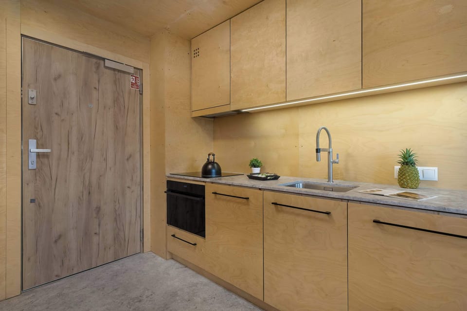 Kitchenette with plenty of kitchen utensils and dishes. 