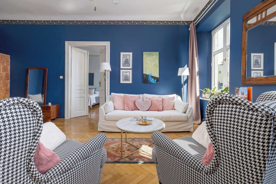 Spacious living room with full equipment. 