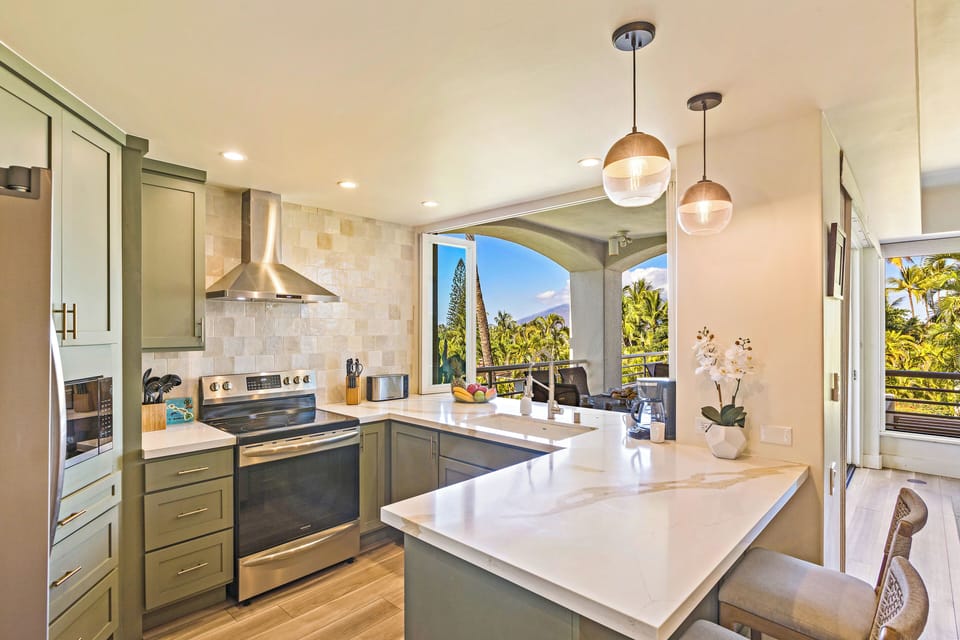 A stylish, fully equipped kitchen for effortless island dining