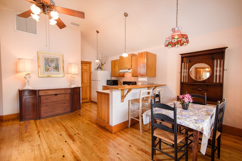 Carriage House (2nd Floor above the Office) Pet Friendly | Private kitchen | Shared fridge, microwave, dishwasher, cookware/dishes/utensils