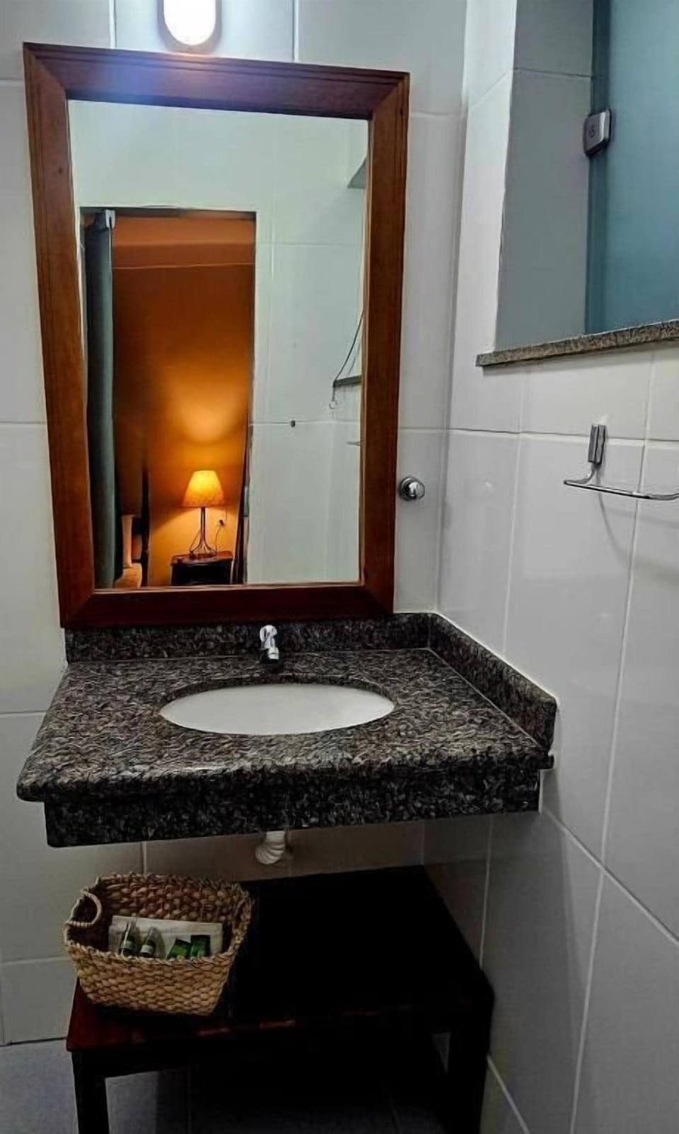 Casal Superior | Bathroom | Shower, towels, soap, shampoo