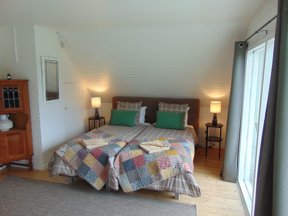Comfort Room, 1 King Bed | WiFi (free), individually decorated, individually furnished, bed sheets