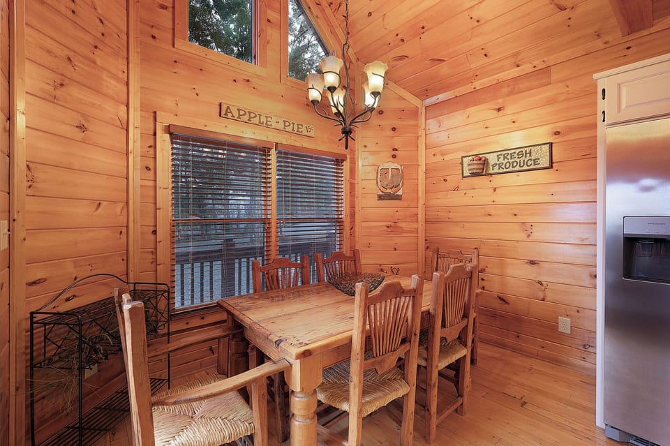 Forever View - Entry Level Dining Area
