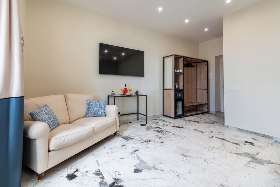 Studio Suite, City View | Interior