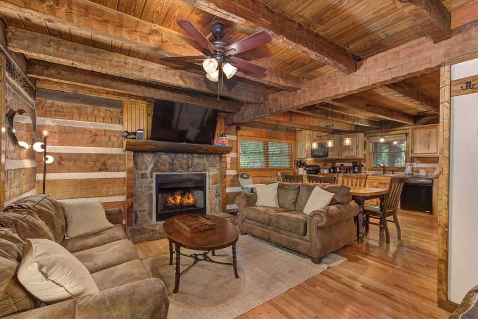 Whistling Woods Hideaway's cozy living area