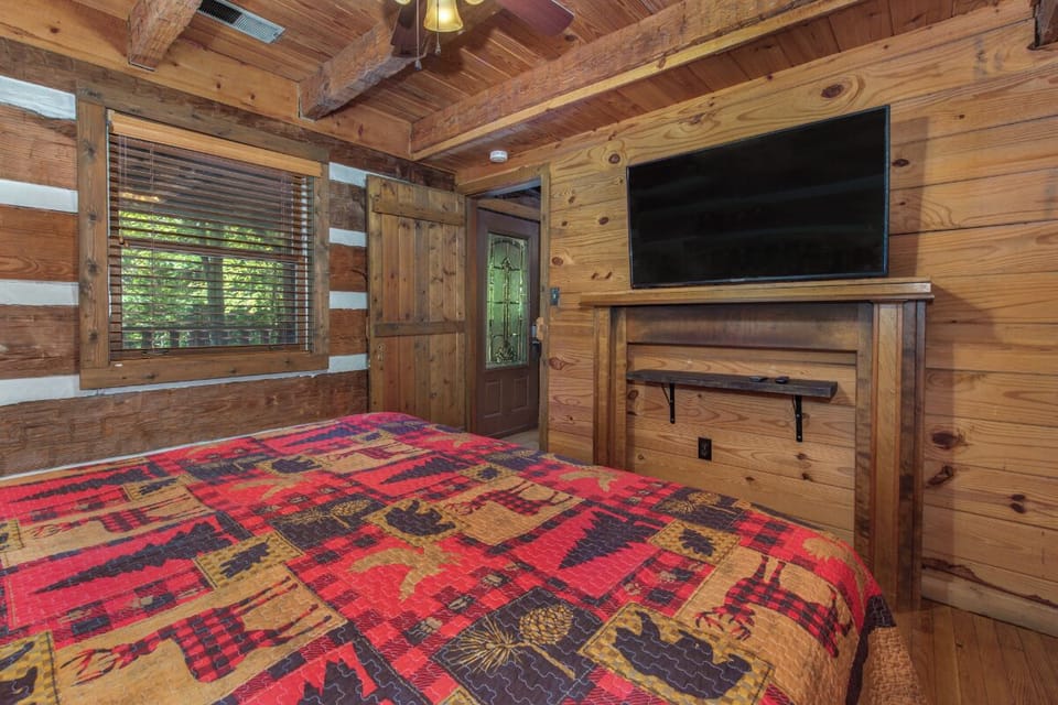 One of Whistling Woods Hideaway's comfy bedrooms