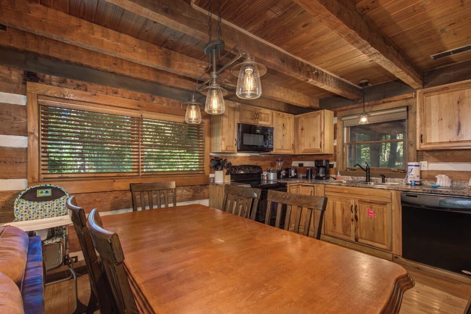 Whistling Woods Hideaway's inviting dining area