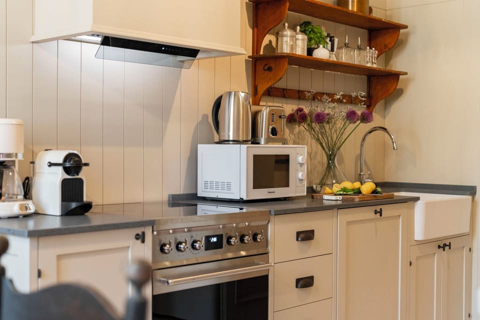 Luxury Apartment, Canal View | Private kitchen