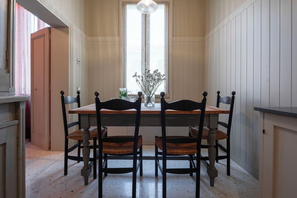 Luxury Apartment, Canal View | Private kitchen