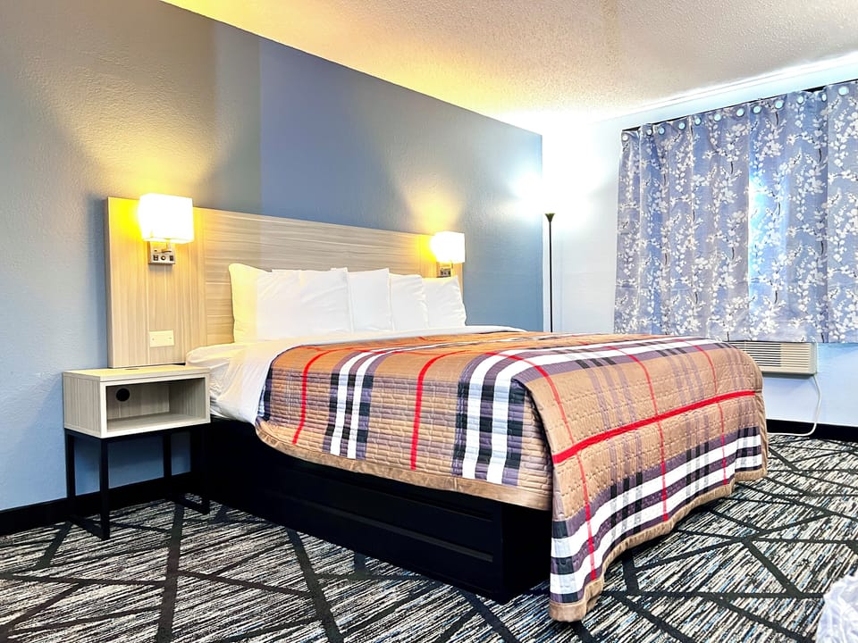 Handicap Queen 1 Bed | Desk, laptop workspace, free WiFi