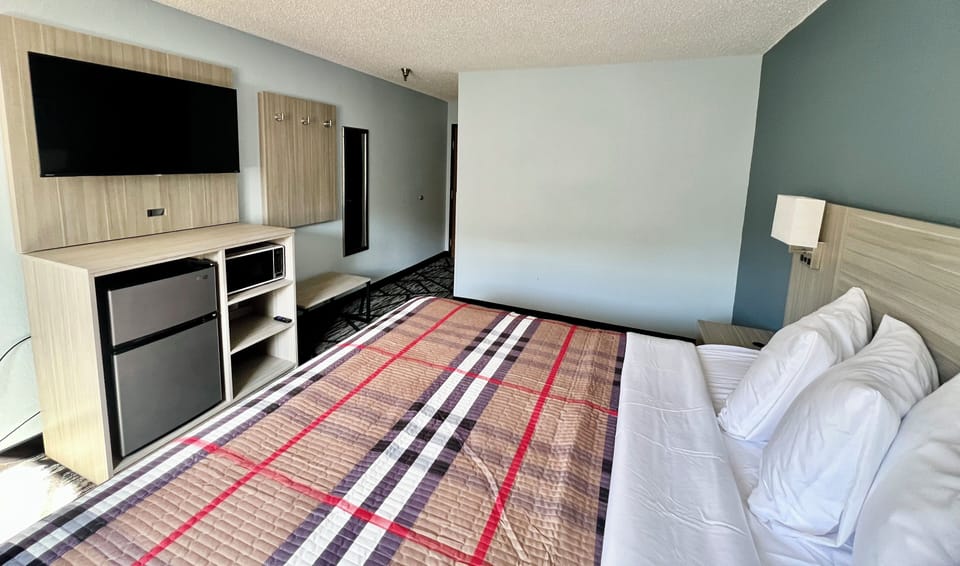 Standard Room, 1 King Bed | Desk, laptop workspace, free WiFi