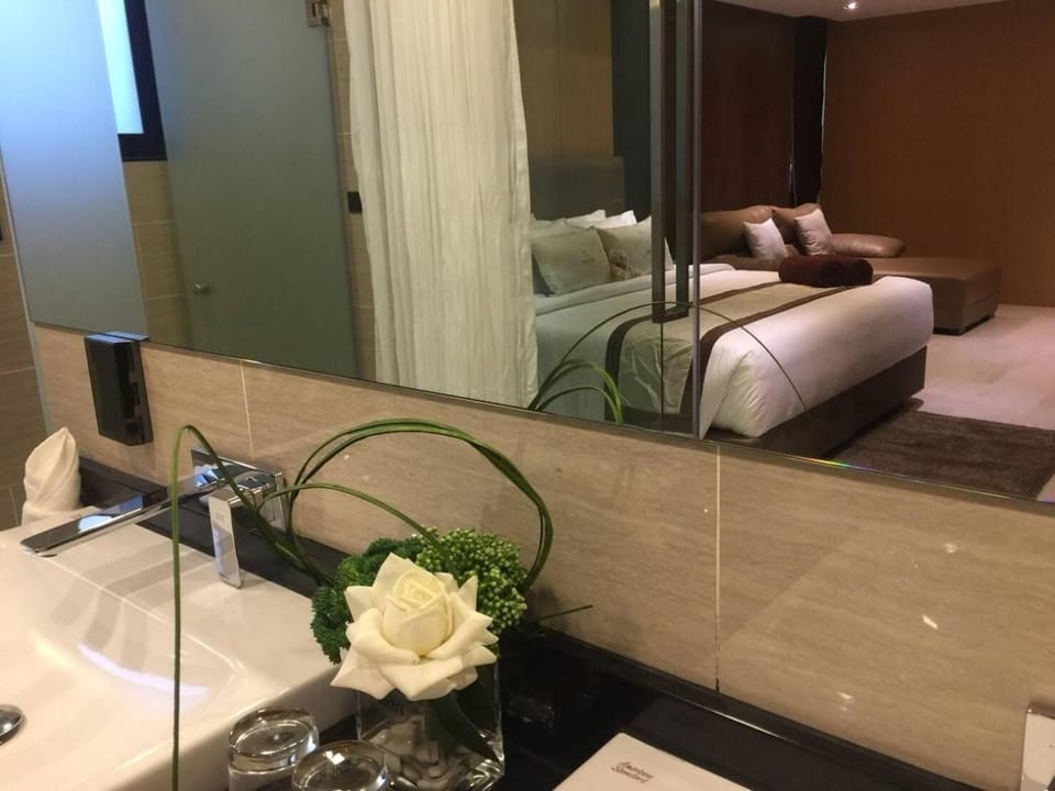 Separate tub and shower, rainfall showerhead, free toiletries