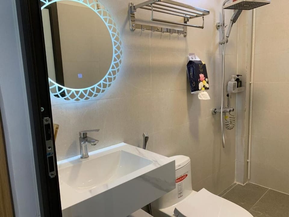 Shower, free toiletries, hair dryer, bidet