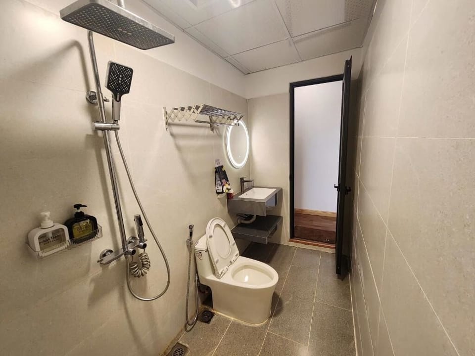 Standard Twin | Bathroom | Shower, free toiletries, hair dryer, bidet