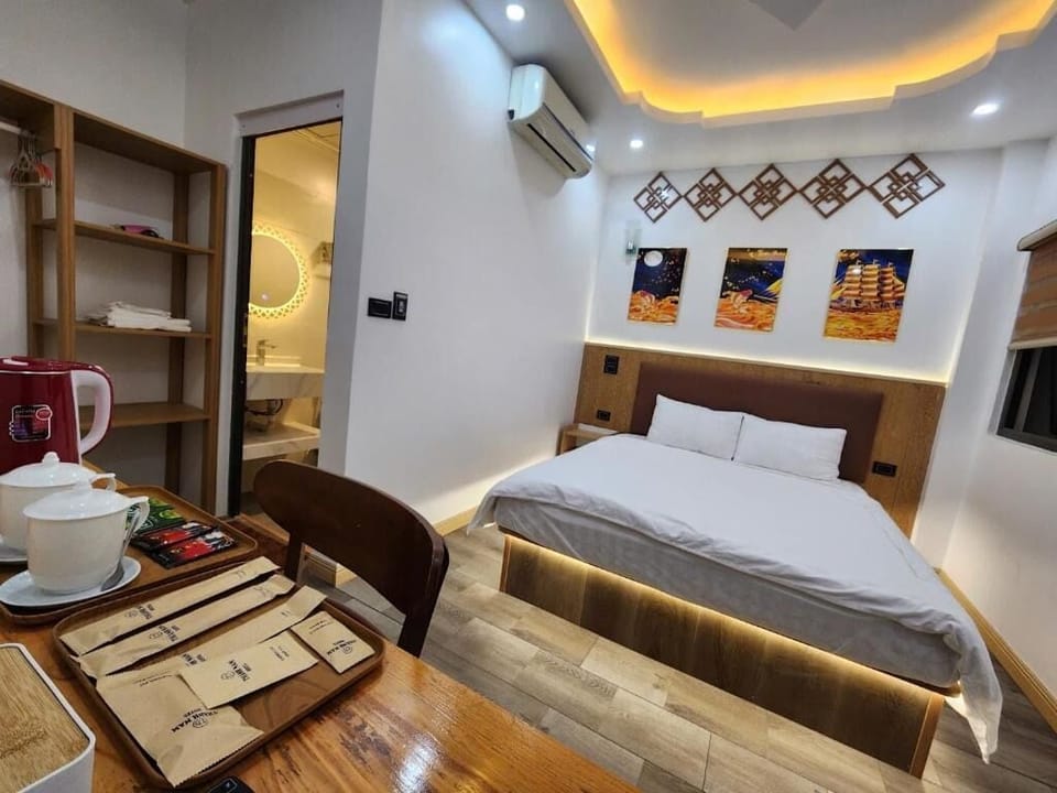 Standard Queen | Desk, laptop workspace, free WiFi, bed sheets